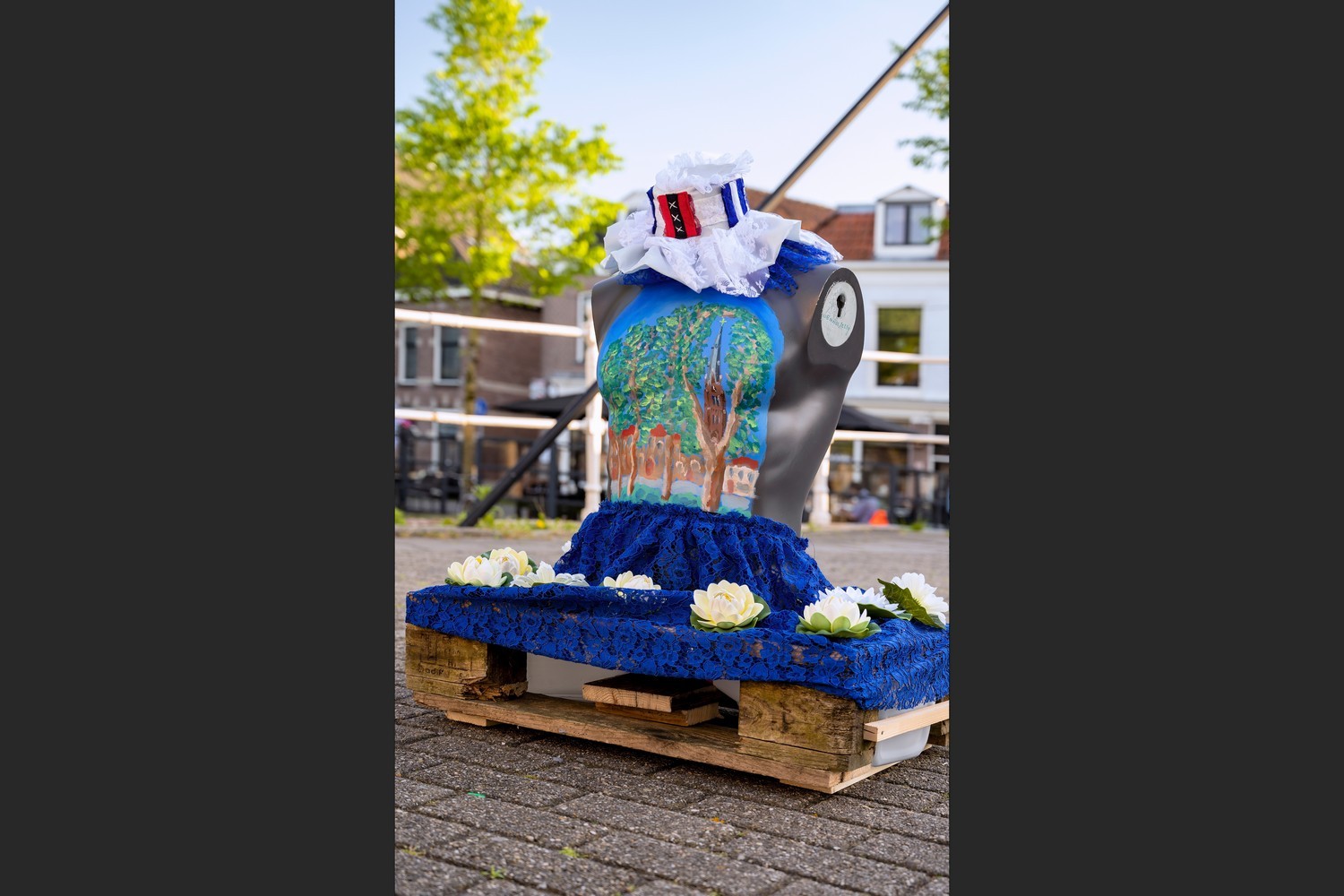Beschilderde torso met Weesps stadsgezicht